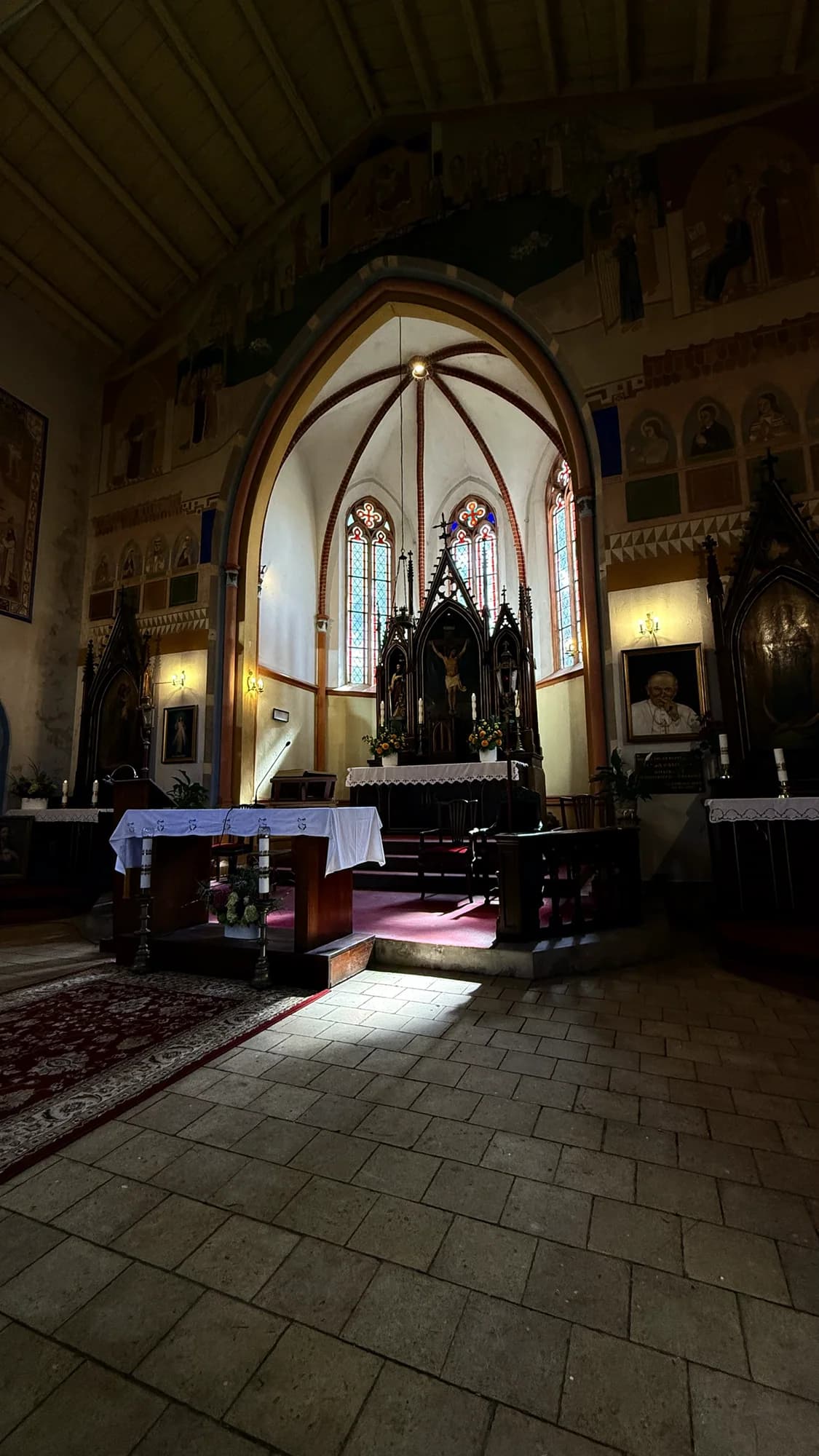 Prezbiterium kościoła w Sztumskiej Wsi z ołtarzem i witrażami