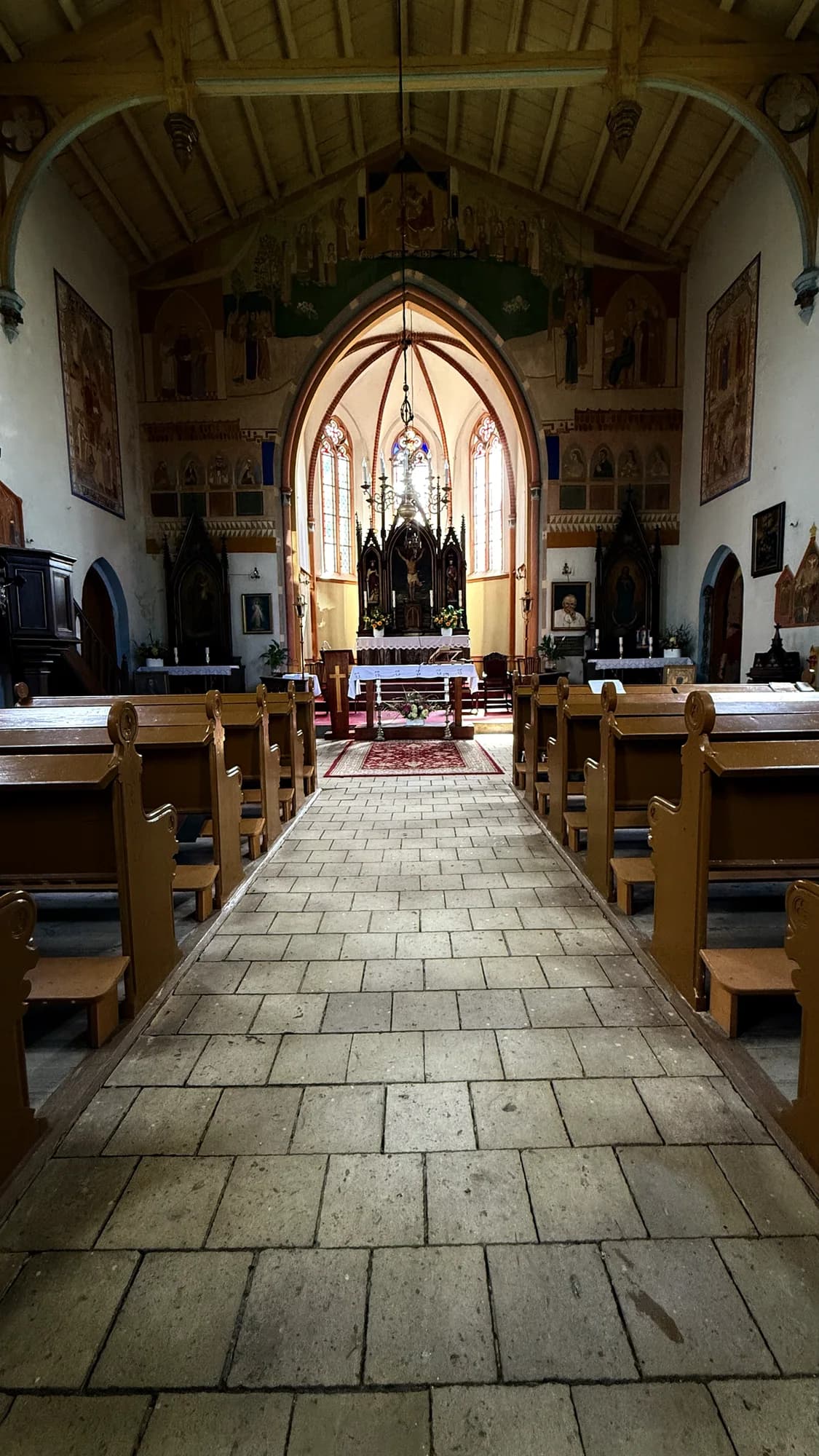 Wnętrze kościoła Podwyższenia Krzyża Świętego z widokiem na ołtarz główny