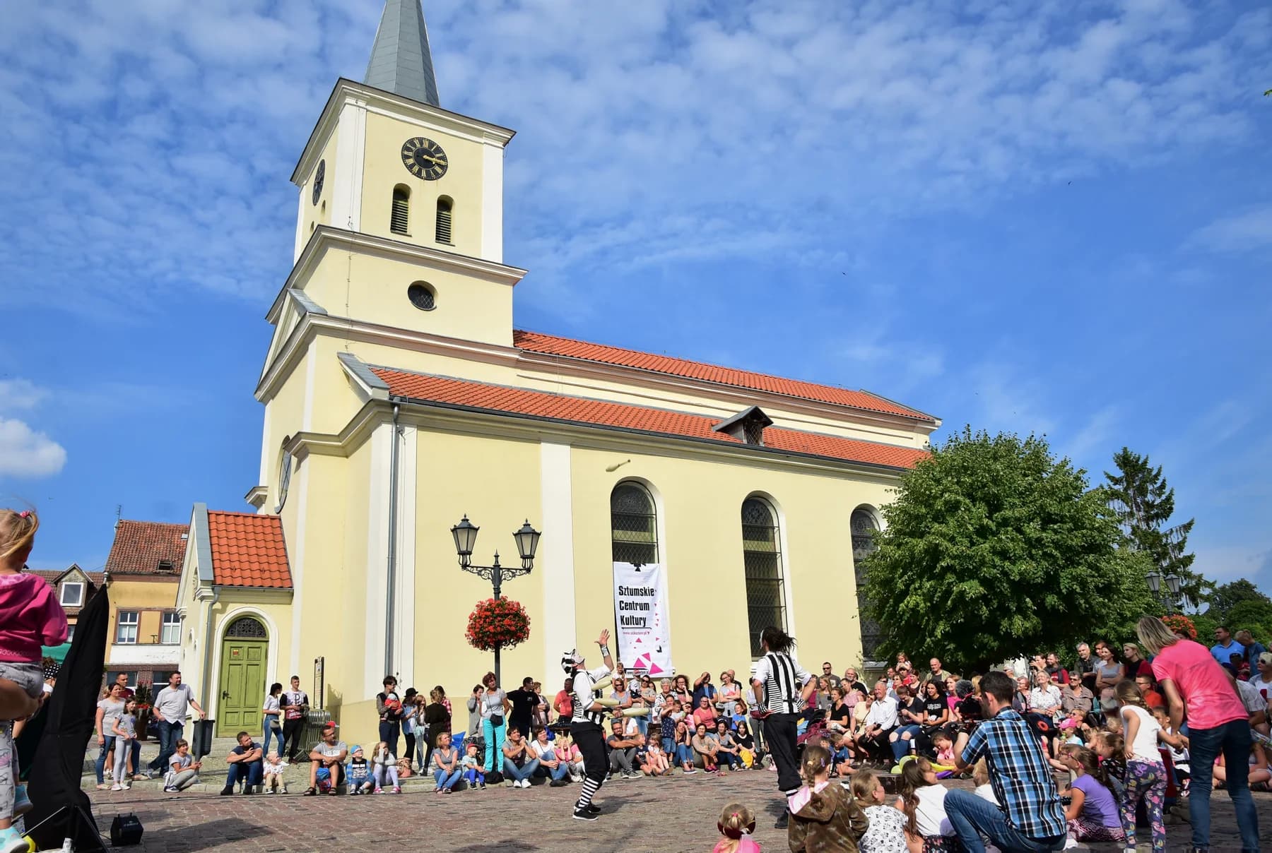 Wydarzenie kulturalne przed kościołem Matki Bożej Wspomożenia Wiernych w Sztumie