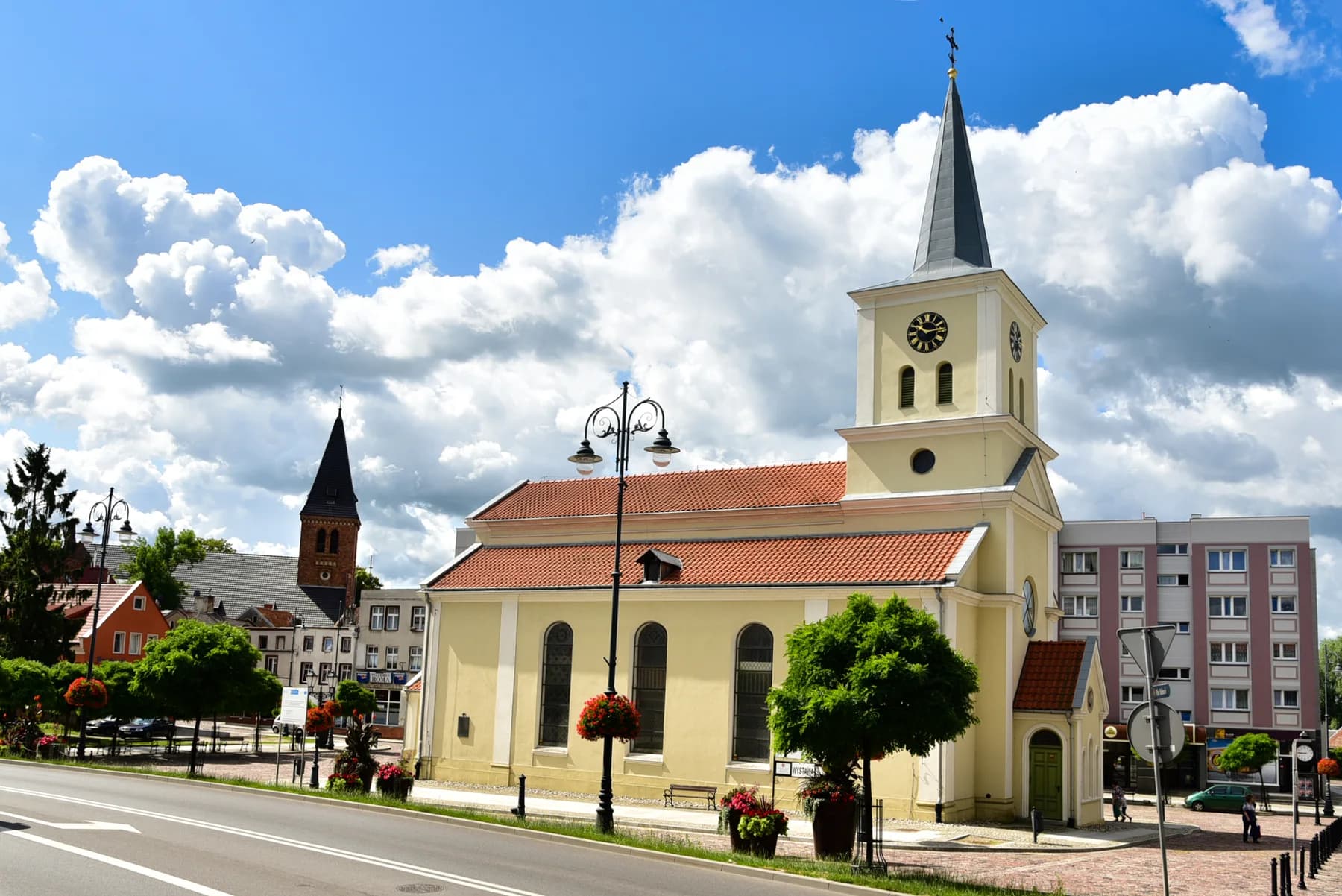 Kościół Matki Bożej Wspomożenia Wiernych na rynku, z wieżą kościoła św. Anny widoczną w tle